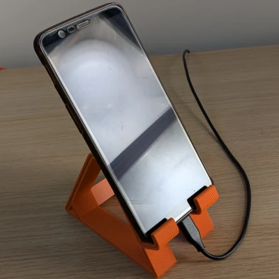 Kệ ĐT sạc tại chỗ – Không supports, không overhang, in dễ (Charge-In Place)