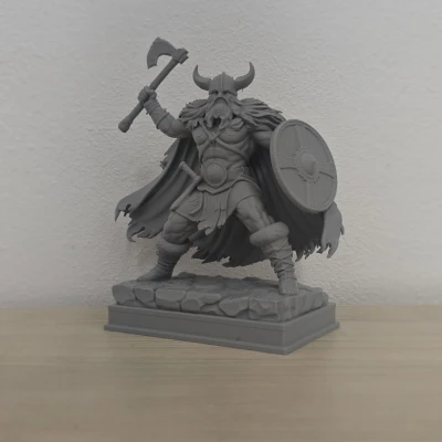 Chiến binh Viking với Rìu và Khiên Tròn