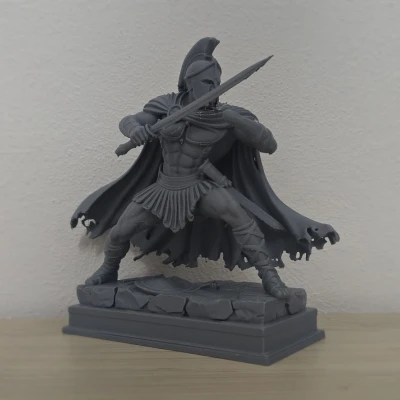 Chiến binh Spartan trong tư thế thủ kiếm phòng thủ