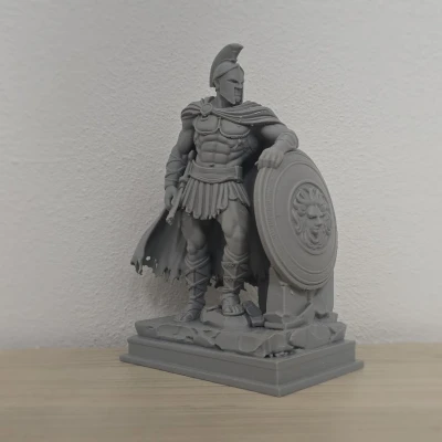 Chiến binh Spartan đang nghỉ ngơi với khiên Medusa