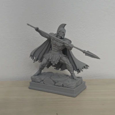 Chiến binh Spartan cầm giáo trong tư thế chiến đấu