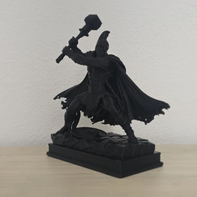 Chiến binh Spartan màu đen với búa chiến hạng nặng