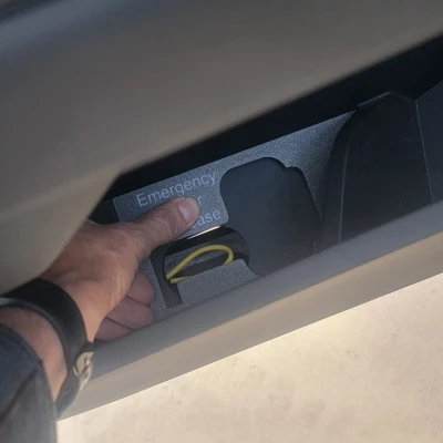 Tay mở cửa khẩn cấp phía sau cho Cybertruck